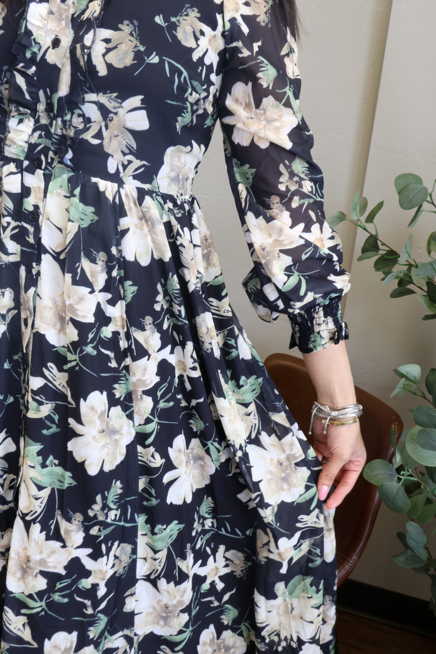 FLORAL MAXI DRESS- BLACK LONG SLEEVE BUTTON-UP BELTED DRESS CLOSE UP LOOK
